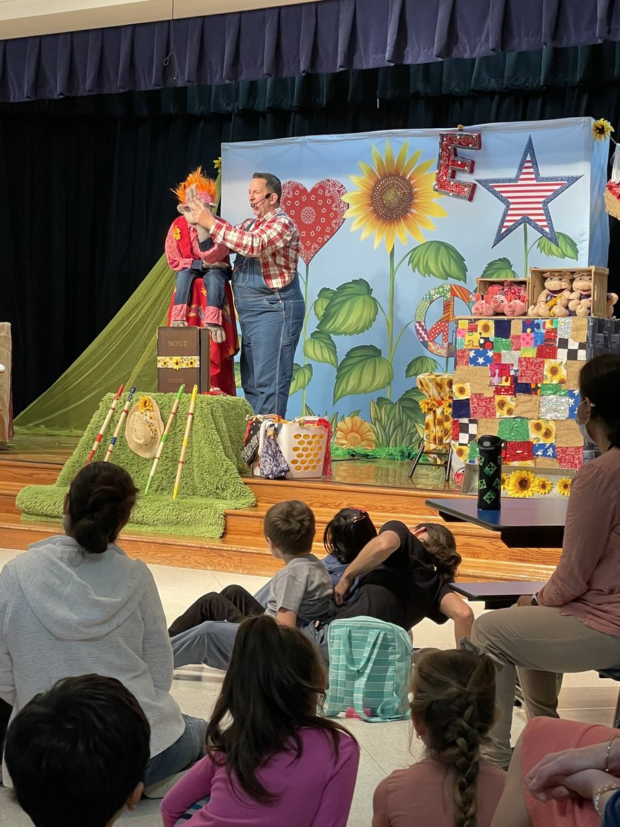 Thank you <a href="/DCEPTO/">DCE PTO</a> for bringing <a href="/DennisLeeLive/">Dennis Lee</a> to DCE! Our @DCEtrailblazers were literally rolling on the floor laughing! There were still many social emotional lessons taught through song! We had so much fun!
