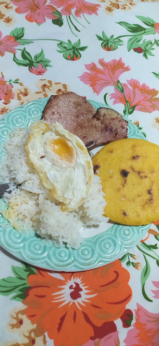 z13oficial's tweet photo. Verga creo que quieren verme gordo otra vez!!! https://t.co/szCEZHU7Qs