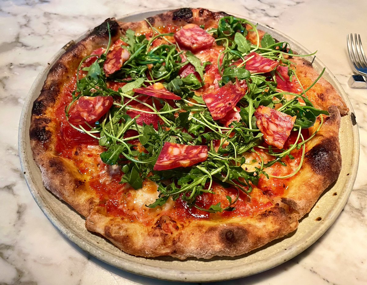 coitsu's tweet photo. 昨夜はPizza Barで♪
新玉葱グリルはお通しみたいなもの
ピリ辛サラミピッカンテとルッコラのピザをチョイス❤︎
ピスタチオのジェラートとエスプレッソダブルミニ菓子付き
（╹◡╹）♡

#マンダリンオリエンタル東京
#ステイケーション
#mandarinorientaltokyp
#staycation
#pizzabar https://t.co/duclgU2HEV