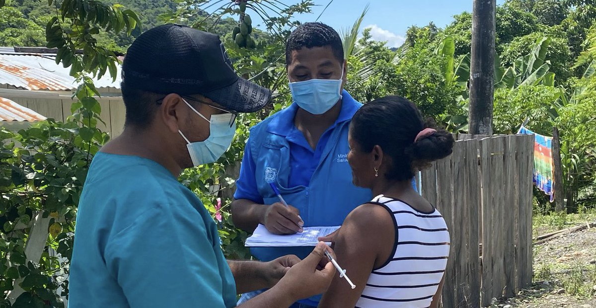 SaludImbabura's tweet photo. #Esmeraldas | Centro de Salud de Camarones #Distrito08D01 Salud; realiza vacunación contra el COVID-19 en la comunidad de Colope - La Carmelita en coordinación con el Comité Ciudadano Local de Salud
#JuntosLoLogramos https://t.co/54YrDqmnCc