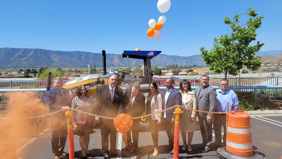 CtyLakeElsinore's tweet photo. #SpotlightLE: The City of Lake Elsinore is excited to announce that the @RailroadCanyon Interchange Project is now complete! A ribbon cutting ceremony was held this morning to commemorate the opening of the $41 million project that is bringing much needed relief to our region. https://t.co/r40DuDm75h