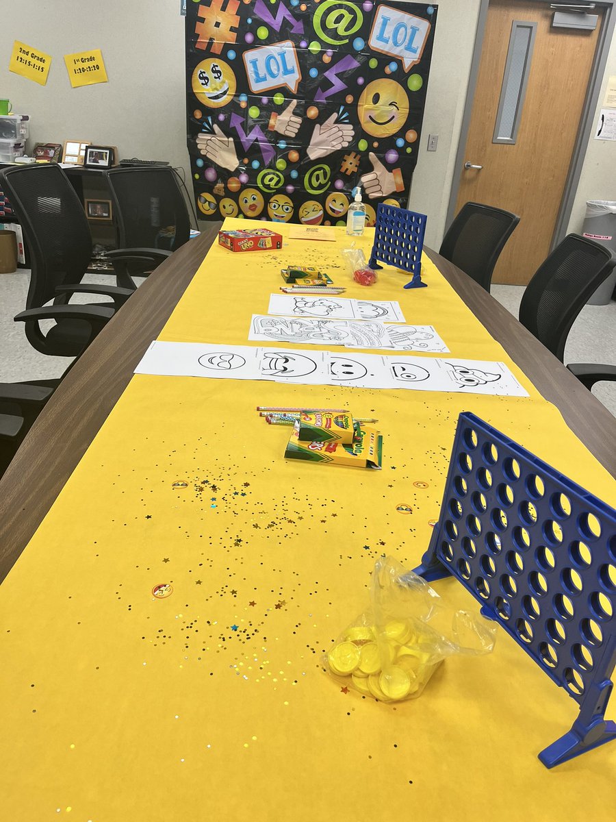 chezzadi's tweet photo. Spring SNAPP mixer; Emoji style 😄 Mentors and Mentees spent quality time together. #arttherapy #sel #emojitheme #laughter #love #educators/mentors @Counseling_AISD @Carter_AISD https://t.co/loWzBhkrO1
