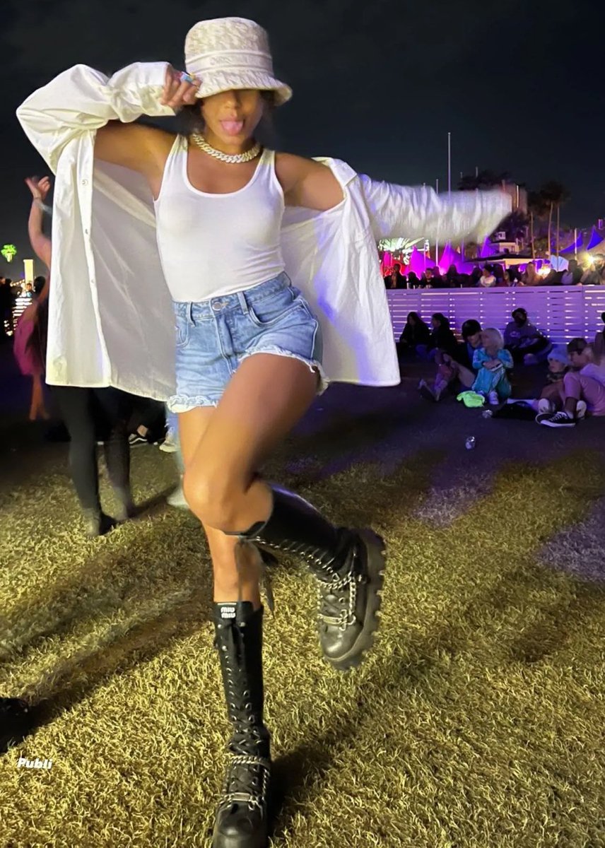 ANYARCHlVE's tweet photo. coachella, day 3. https://t.co/7HKvLncHqN