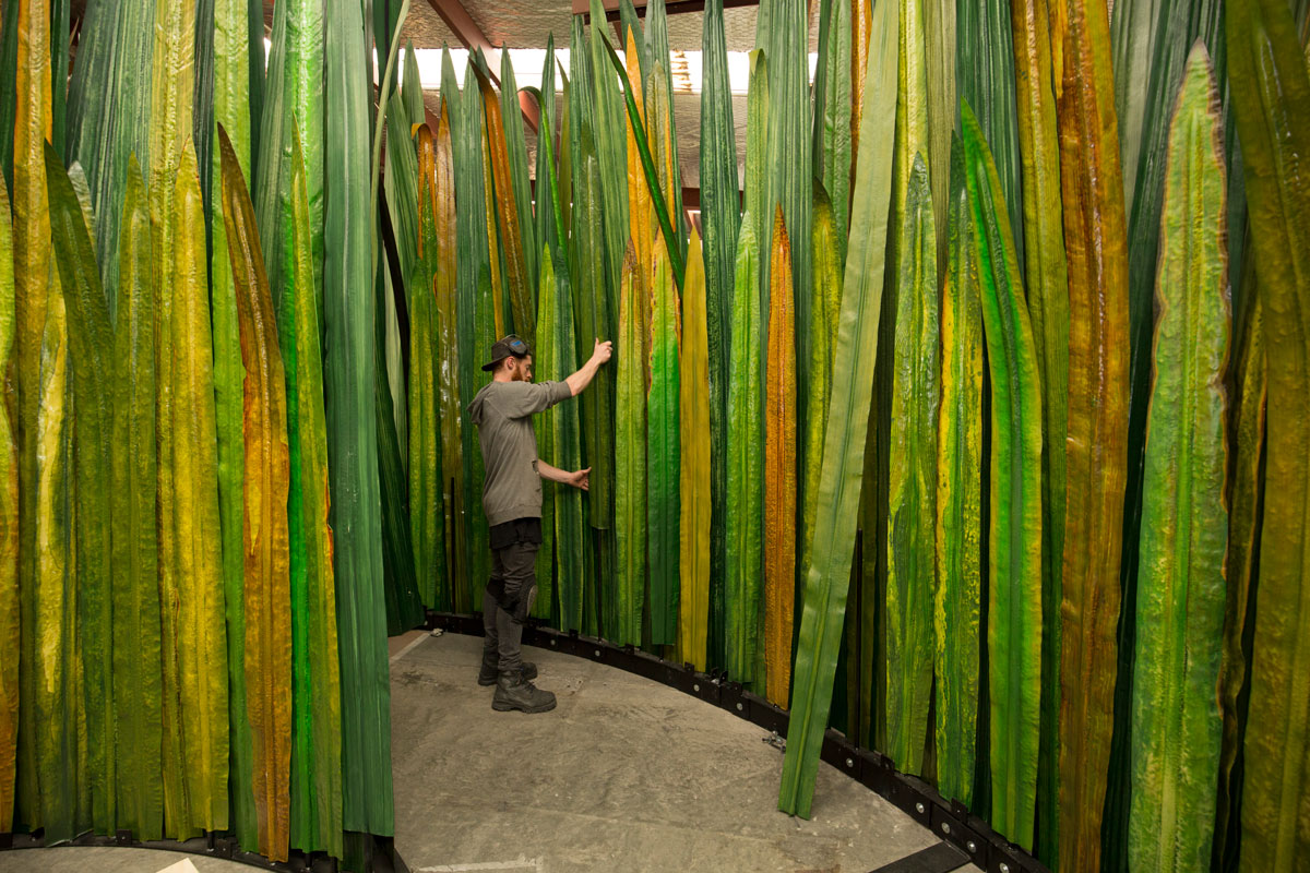 WetaWorkshop's tweet photo. Devon Briggs installs bigature sized blades of grass for our exhibit, Bug Lab at New Zealand’s National Museum, @Te_Papa in 2016.
...
#wetaworkshop #wētā #exhibition #tepapa #buglab https://t.co/YwhdYLpXtn