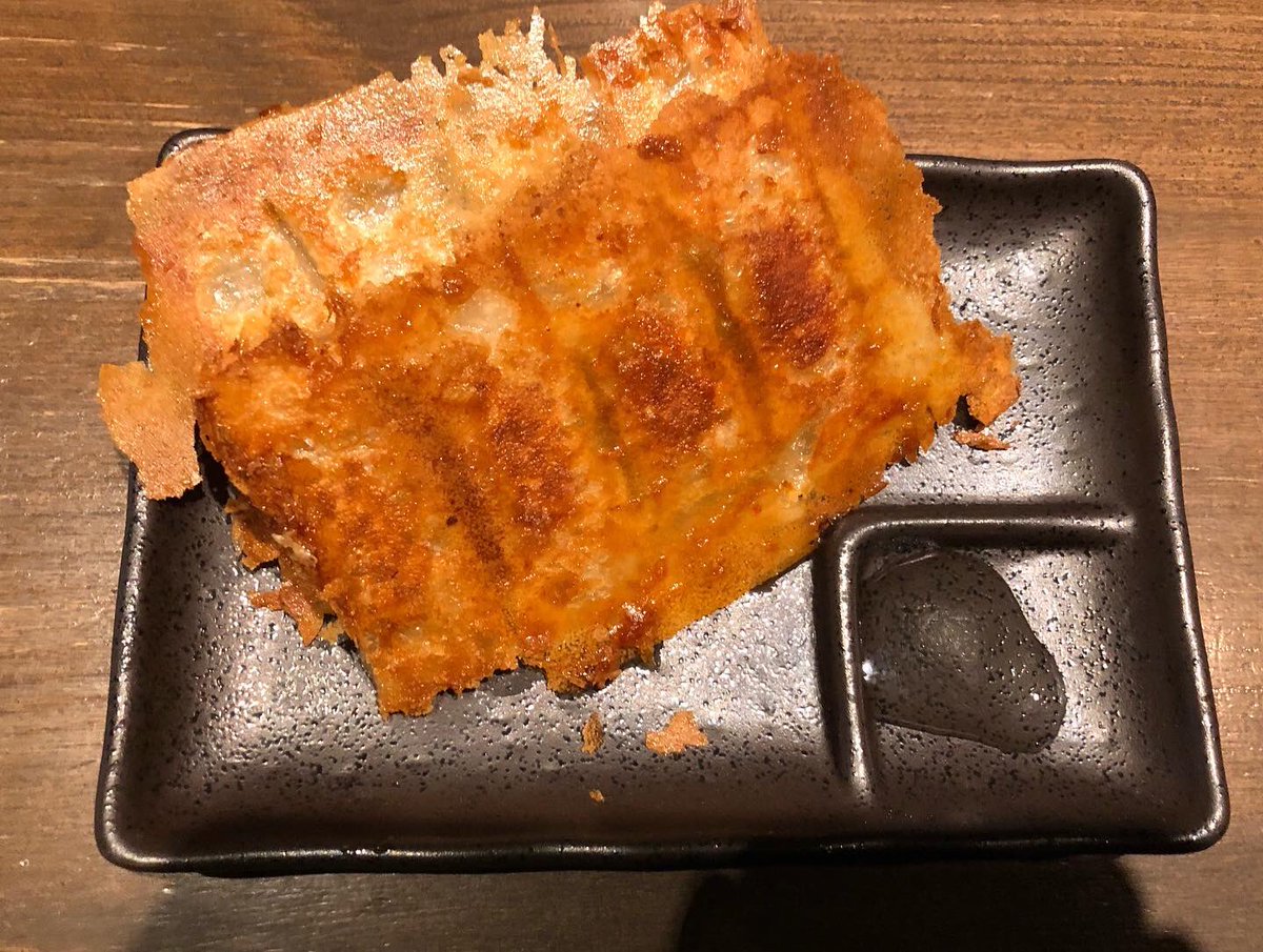keiichi77777's tweet photo. 【元兵衛】小倉北区魚町の「元兵衛(げんべえ)」で「名物小倉肉なべ」・「焼餃子(酢で食べるスタイル)」・「手羽から(タレ、スパイス)」・「俺のポテトサラダ」等を頂きました。このお店は何を食べても美味しいんです。
#ラーメン #博多ラーメン #福岡グルメ #博多グルメ #元兵衛 #魚町 #Genbee https://t.co/Daq5ZZFnYK