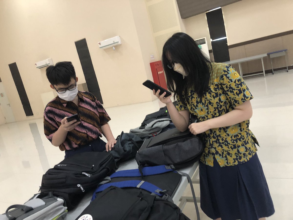 maishasha12's tweet photo. @EyeLens24 imagine studying 🙄 https://t.co/SNYT6C5c7U
