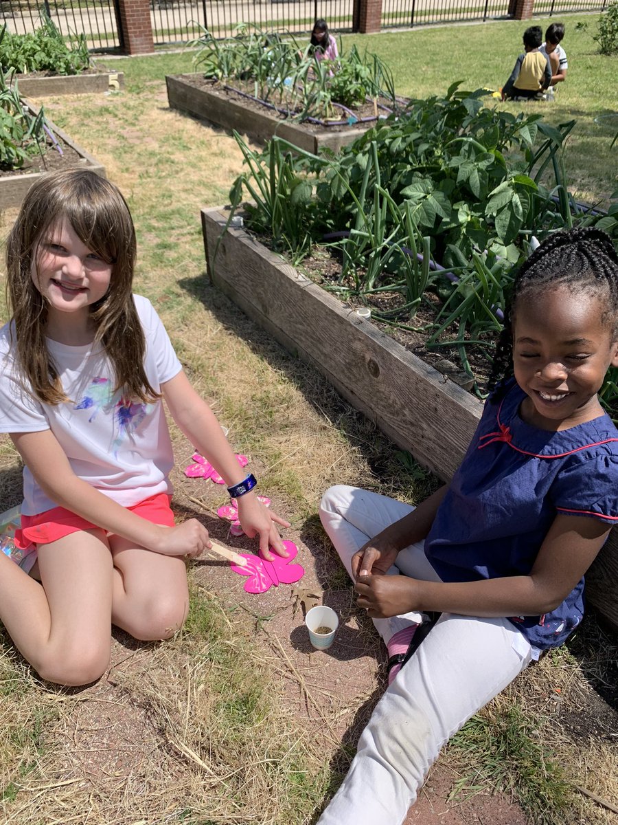 MrsFreeman3rd's tweet photo. Making seed packs with Kinder for give back to grow it!!🌸🌼🌷🌻 @DCEtrailblazers https://t.co/A2EhjbqYnM