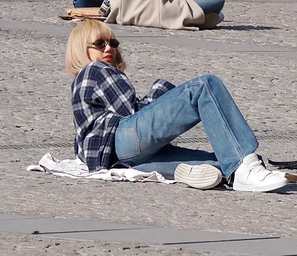 ppeu_world's tweet photo. Lisa in Paris (HD)
 #LISA #LALISA #리사 #ลิซ่า #BLACKPINK https://t.co/DF4GXOFAe5