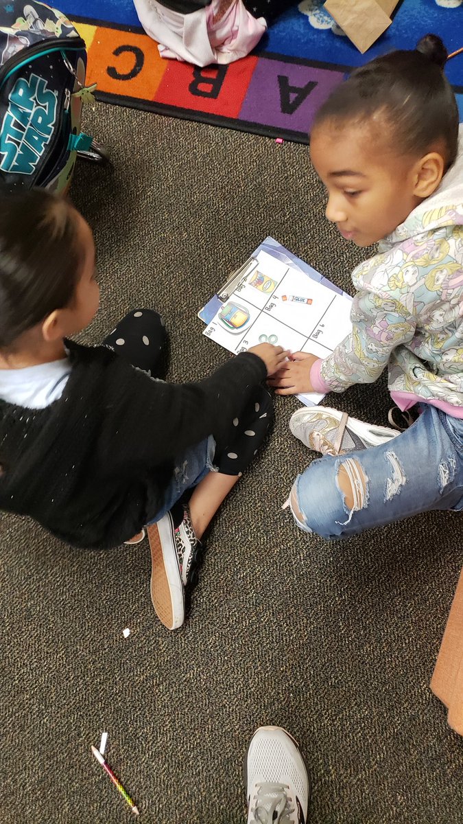 Partnering up for mystery main idea bags. <a href="/HumbleISD_OE/">Oaks Elementary</a> <a href="/DianeBurkeRead/">Diane Burke M. Ed., CALT</a>