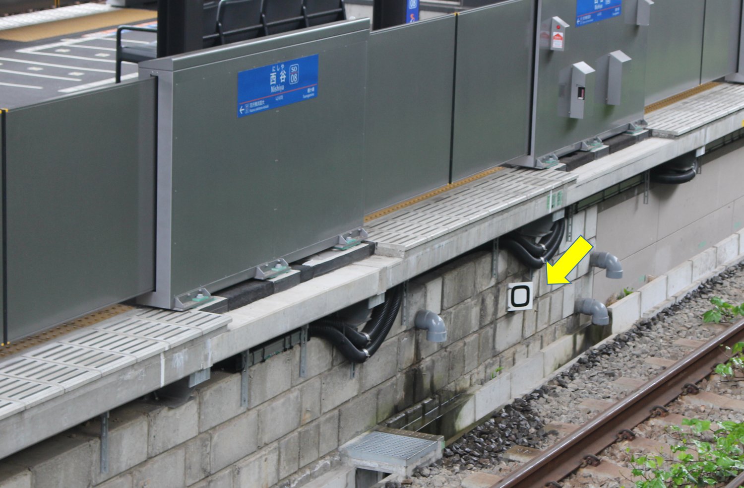 相鉄 公式 駅の豆知識 西谷駅1 4番線の真ん中あたり 線路脇に 0 と表示された標識があります これは線路の起点からの距離を表示するキロ程標です 100ｍ 500ｍ 1kmごとに設けてあり 写真は 相鉄新横浜線 の始終点を示しています