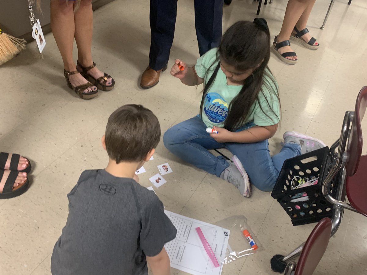GoodwinKhristie's tweet photo. 1st gr science teacher @Kia_eg was extremely awesome today! Ss were using their science proficiency scales, using  vocab words “genetic traits, parent offspring” &amp; working on a powerful task to show proficiency learning targets. #sbg  #funday https://t.co/zx1WWGZLPq