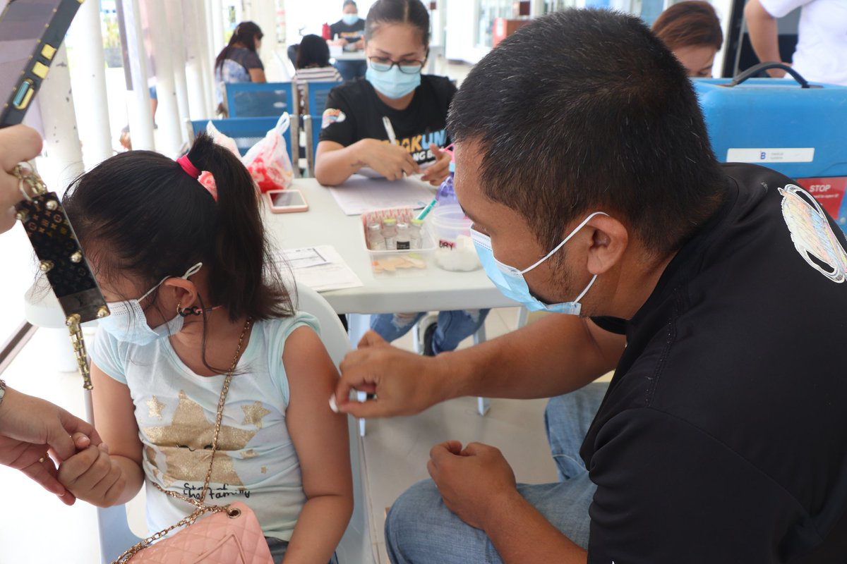 scho_trese's tweet photo. Vaccination started on 9:00 AM, today, and will end at 4:00 PM later this afternoon. Vaccines, for both minors and adults are available, however, only adults aged 18 and above are allowed to get a booster jab, following the country's vaccination guidelines. | via Campus Beat https://t.co/FAhEGMsFvp