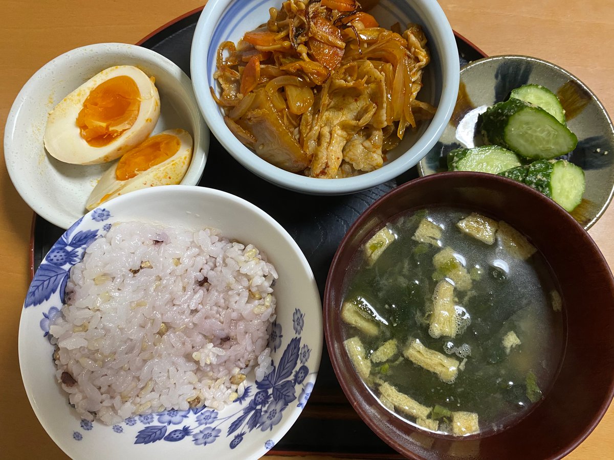 今日の夕食は、ご飯、麻薬卵、豚キムチ、胡瓜のぬか漬け、お味噌汁😋