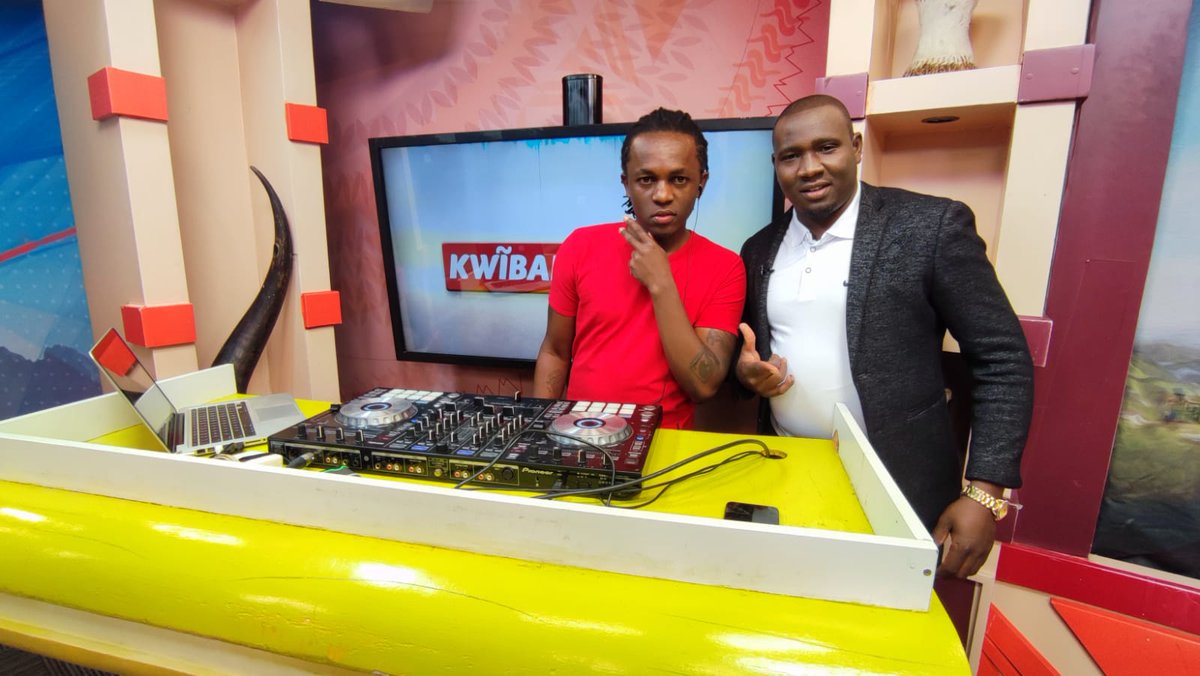 KamemeTvKenya's tweet photo. Ni muthenya uria turuthiyaga mithu ikarega ndare 🤸🤸♂️ harukia twaraba #KwibaritaFriday GUEST DEEEJAY #DJAction
@AgnesNonsizi @kihumomaina https://t.co/ufREcuWLgs