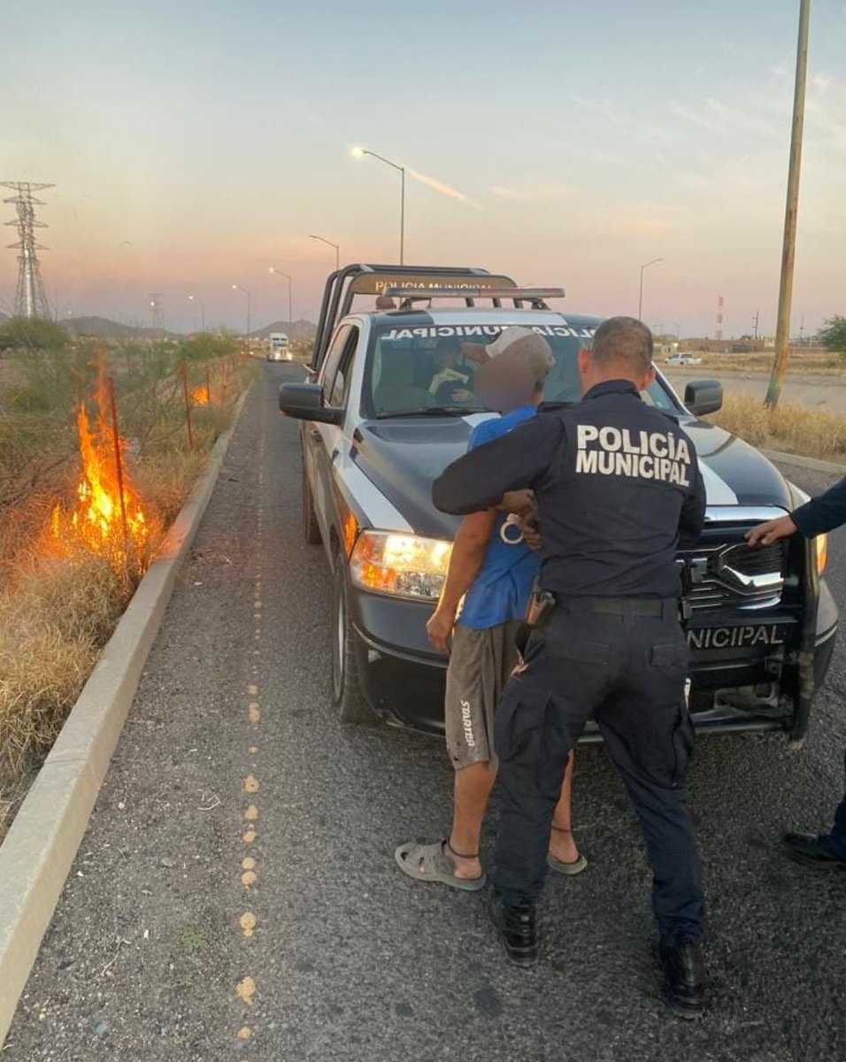 Sorprenden agentes de la <a href="/Policia_HMO/">Policía Municipal de Hermosillo</a> a otro pirómano, ahora en Paseo Río Sonora entre blvd. Quintero Arce y Quiroga, detienen a Edgardo de 42 años y le aseguran un encendedor cuando encendía la maleza seca del lugar <a href="/BomberosHermos1/">BomberosHermosillo</a> <a href="/911Sonora/">911 Sonora</a> <a href="/HermosilloGob/">Gobierno de Hermosillo</a> <a href="/SonoraSeguridad/">Secretaría de Seguridad y Protección Ciudadana</a> .