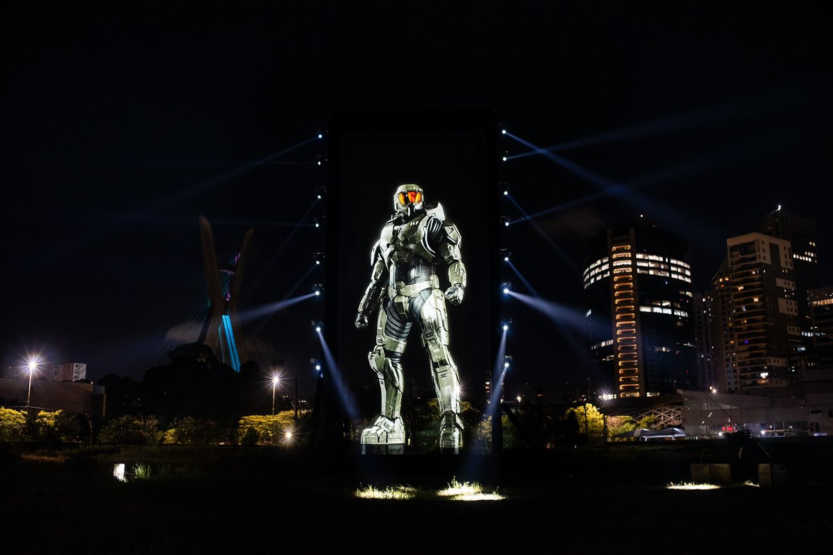WeAreKaleida's tweet photo. Halo's Master Chief overlooking the Estaiada Bridge in São Paulo.
 
The Halogram appeared in 4 different time zones on the same day. Each installation was over 18m tall &amp; weighed 24 tons. Developed with @paramountplusbr @MinuteMediaLTD @WavemakerGlobal #HaloSeries  #paramountplus https://t.co/7ub3xULeEt