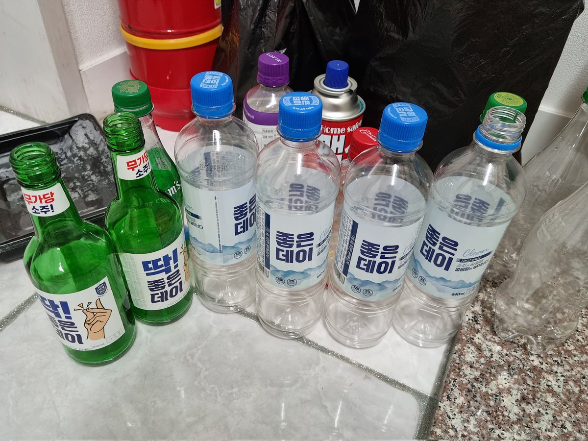 시설은 그럭저럭이지만..
뷰가 너무좋은 바닷가 펜션.,
밤새 파도에 자갈굴러가는소리가 들리는곳..