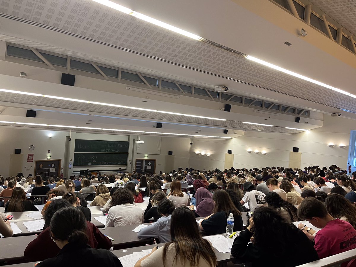 tutotours's tweet image. ⭕️ ECB avril 2022 ⭕️ 

Aujourd’hui 700 étudiants en PASS sont présents sur le site Tonnellé de la @FacmedTours afin de réaliser l’Examen Classant Blanc. Ils passeront les épreuves de spécialités demain. Le bureau, les tuteurs et référents du TST leur souhaitent bon courage💙