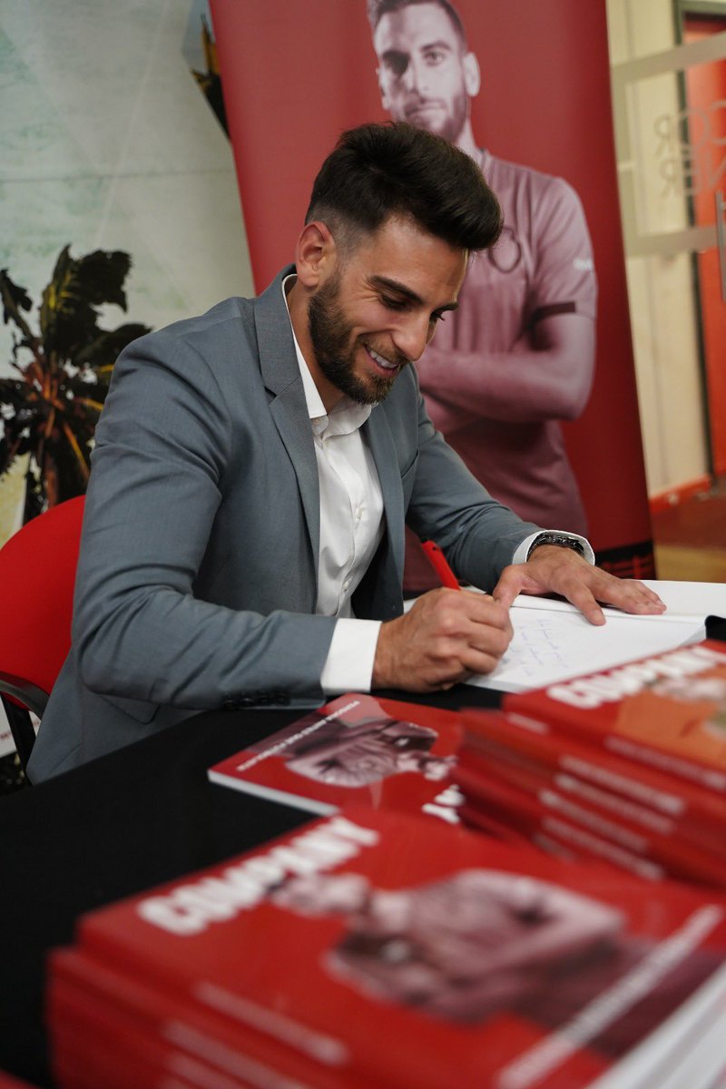 Mañana, Día del Libro, estaré firmando ejemplares de 'Persona antes que Futbolista' en la tienda del <a href="/RCD_Mallorca/">RCD Mallorca</a> de la plaza de Cort.
Allí os espero de 12 a 13 horas!