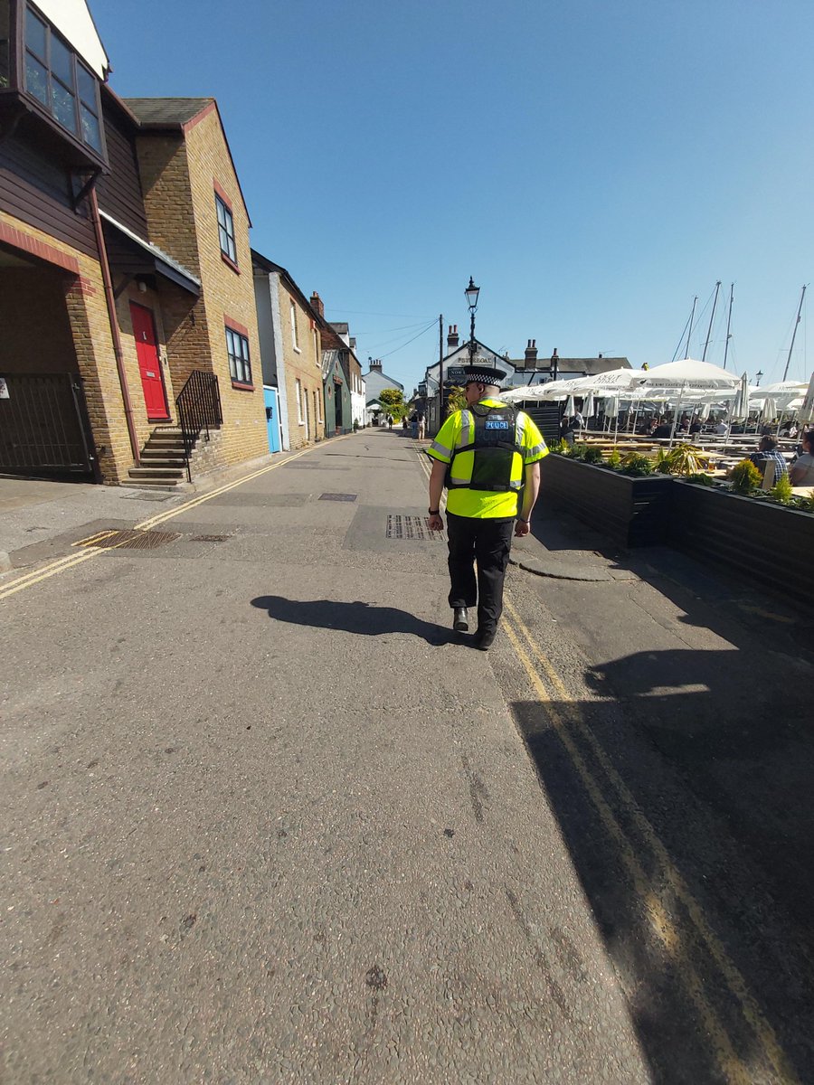Yesterday PCSO Fox and Pc Estall were out on foot patrol along #Southend seafront and Highstreet, they spoke to people out enjoying the weather and popped into some of the businesses too. Officers and PCSO's will be out on patrol across the district again today. #keepingessexsafe