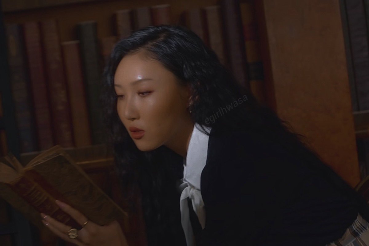 EGIRLHWASA's tweet photo. we don’t talk enough about this hwasa https://t.co/KLUvflDvRO