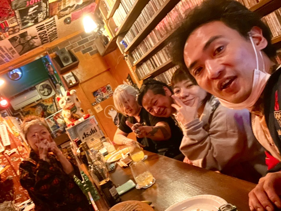 shimirin0208's tweet photo. 昨夜はRED STAPLESの2人と大阪・昭和町スナックよっしーに行って来た‼️ オモロ過ぎてめっちゃ酒がすすむ夜でした~♪ 😊
#スナックよっしー #昭和町 #musicbar #redstaples #shimirin #osakapunk #beatpolice #b玉 https://t.co/iTxWKFKbPz