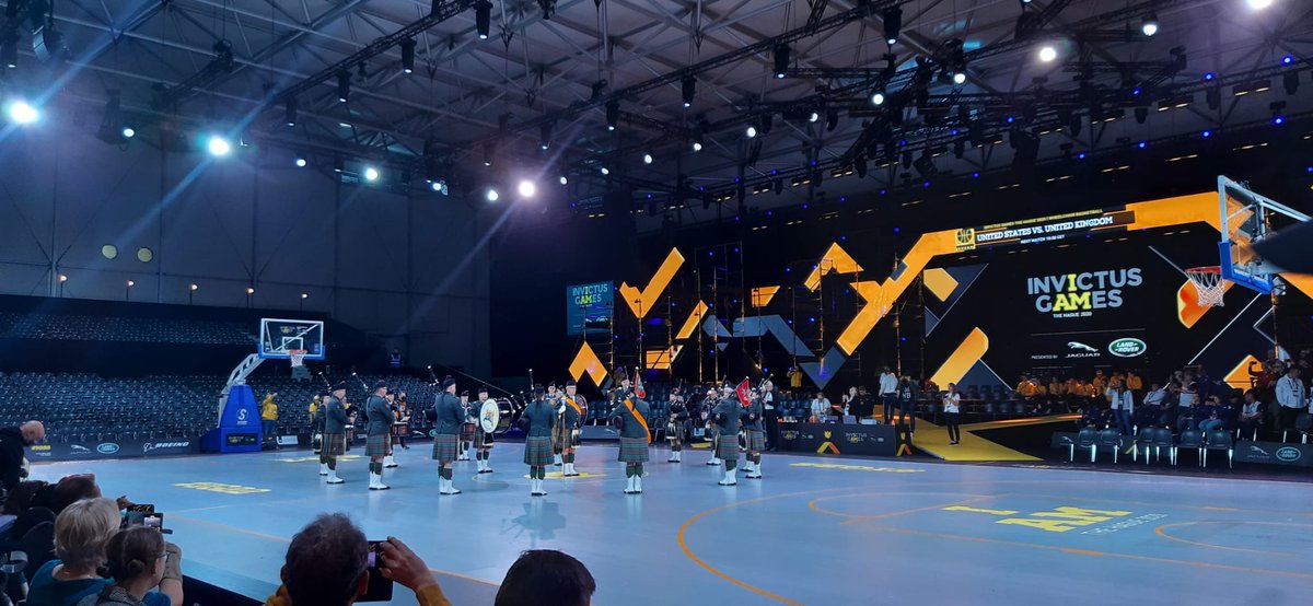 💛🖤 | The Dutch Military Pipes and Drums band plays before the semi-final between UK and USA #InvictusGames #IG22