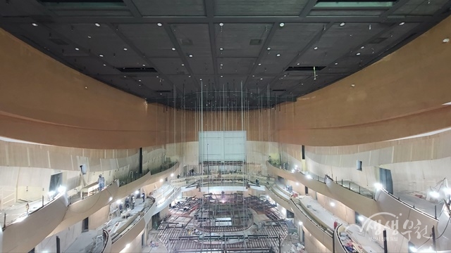 [부천 문화예술회관 건립사업]
부천 문화예술회관 메인 콘서트홀이 시공중인 모습입니다~!😍
진행되는 모습만으로 벌써 기대가 되는데요
아름다운 소리를 더욱 잘 전달드리고 싶어 벽과 바닥의 마감재는 자작나무와 너도밤나무로 시공하였습니다☺️🥰