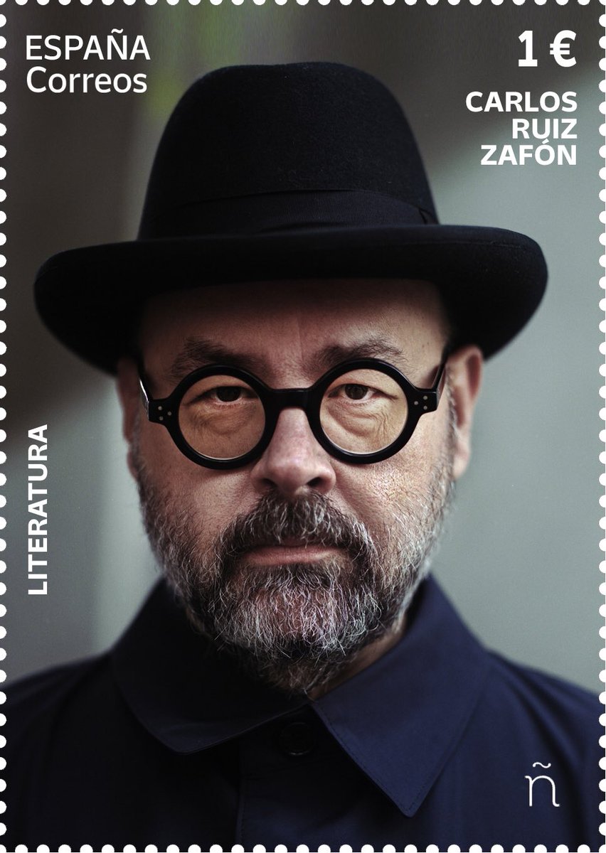 franch_laura's tweet photo. Hoy es un día muy especial: @Correos pone en circulación el sello «Literatura. Carlos Ruiz Zafón», coincidiendo con el #DiaDelLibro y #SantJordi . Este sello inicia una serie filatélica dedicada a los grandes escritores contemporáneos. 

¡A Carlos le hubiese encantado! Ay…! https://t.co/TJds2Oz8MJ