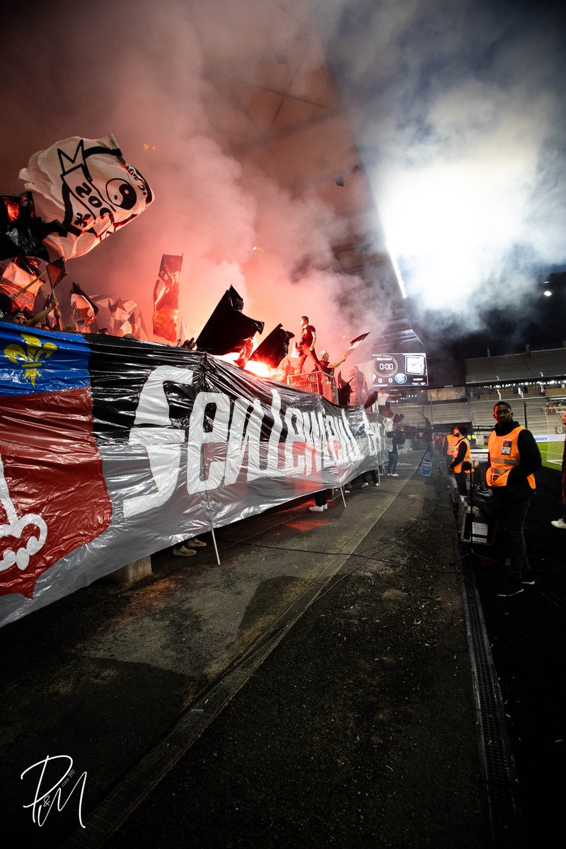 BNE_PX's tweet photo. "SEULEMENT ANGERS" 
Animation en tribune pour la réception @PSG_inside 
@AngersSCO @Ligue1UberEats https://t.co/7GTnFdlF2C
