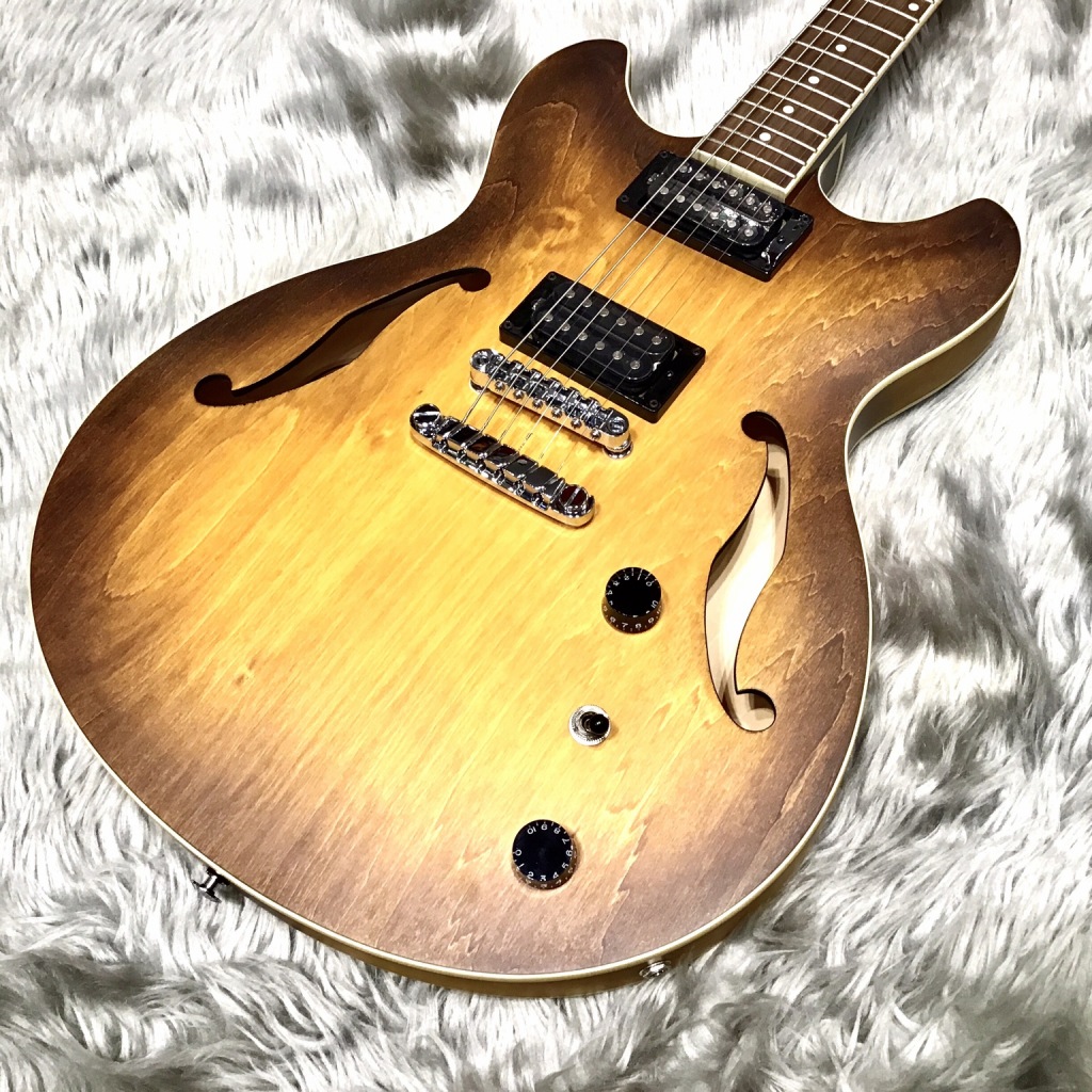 shima_nogata's tweet photo. 【 #セミアコ 】

 #Ibanez  #AS53 
取り扱っております！
島村楽器限定モデルです🎸

渋くてオシャレですね✨
サテン仕上げなのでとても弾きやすいですーー！

ギタセレには掲載済みなので
詳細はギタセレをご確認ください！

ギタセレ
➡https://t.co/qPCmJ7eLS0

 #ギタセレ https://t.co/eu683dIuB8