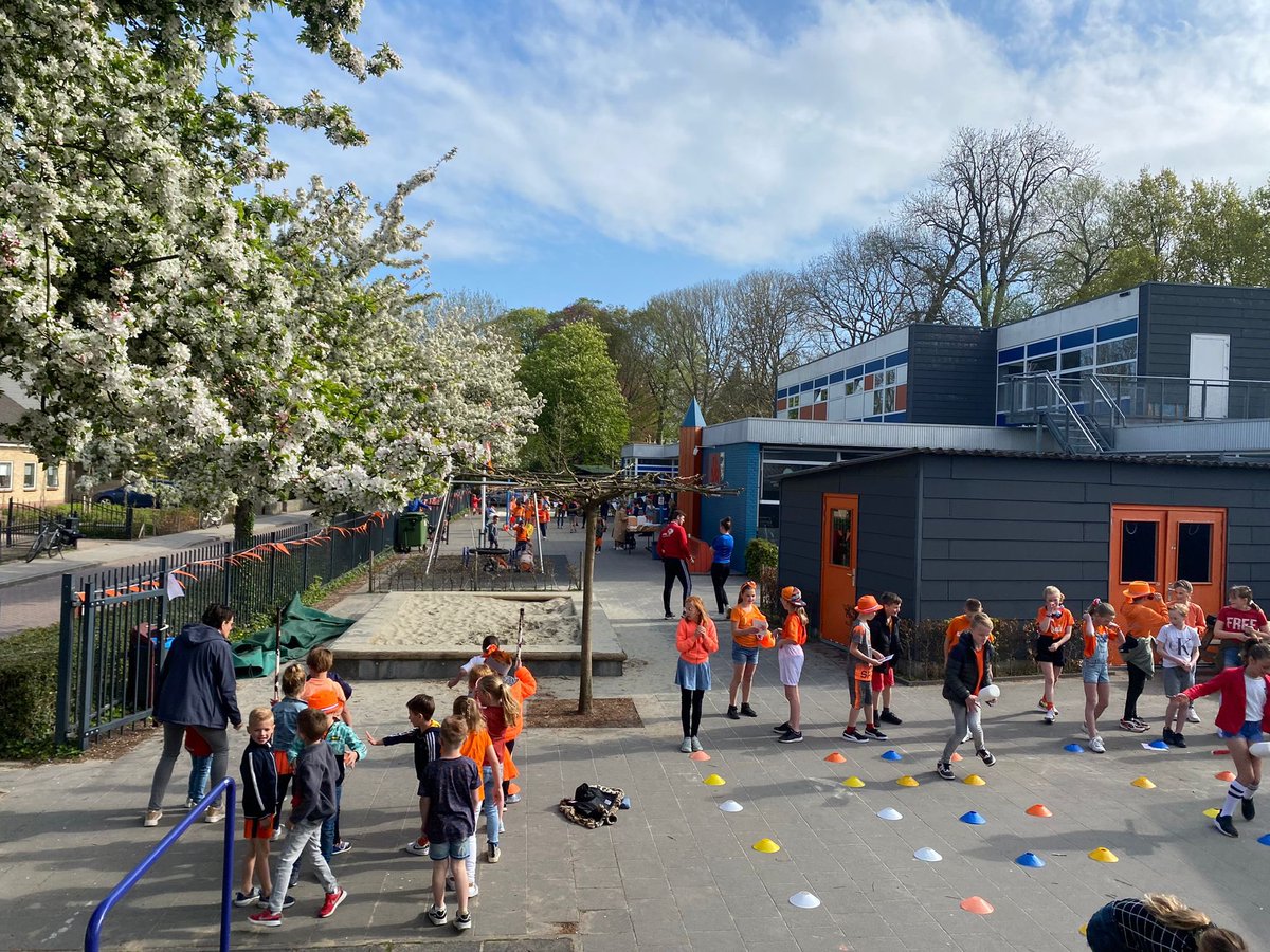 SWBommelerwaard's tweet photo. 👑Koningsdag is ‘AAN’ in de Bommelerwaard! Ons @Spel_en team is van de partij.
@Gem_Maasdriel @gem_zaltbommel @BWDgids @BommelerwaardN https://t.co/OmY2YS0EkE