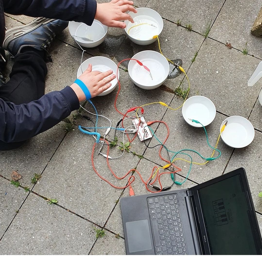 Bei unserer Maker-AG mit Schüler:innen der Campus Verden Oberschule wurde Makey Makey getestet.