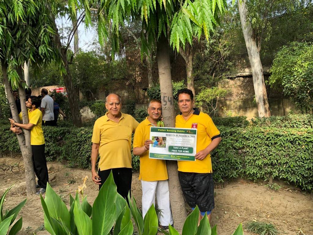 treehugbharat's tweet photo. Invest In Our Planet through The Great Global Cleanup, Sustainable Fashion, Climate and Environmental Literacy, Canopy Project, Food and Environment, and the Global Earth Challenge. #treehug campaign organized in West Delhi.

#earth #earthday #noplastic #environment #trees https://t.co/z3p7XrTMV0
