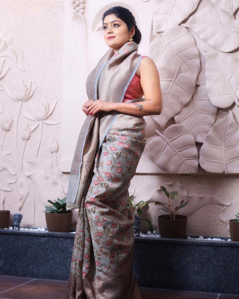 KothiSilk's tweet photo. || CONTEMPORARY DRAPES ||
Silk Kothi brings you PRINTED TUSSAR SILK SAREES that can be famed as modern day drapes.
Visit https://t.co/9ZenyuYrPt NOW !!
#fashion #Saree #suit #dupatta #handmade #love #silk #lifestyle #varanasi #handloom #banarasi #wedding #party #onlineshopping https://t.co/at525Y4fkN
