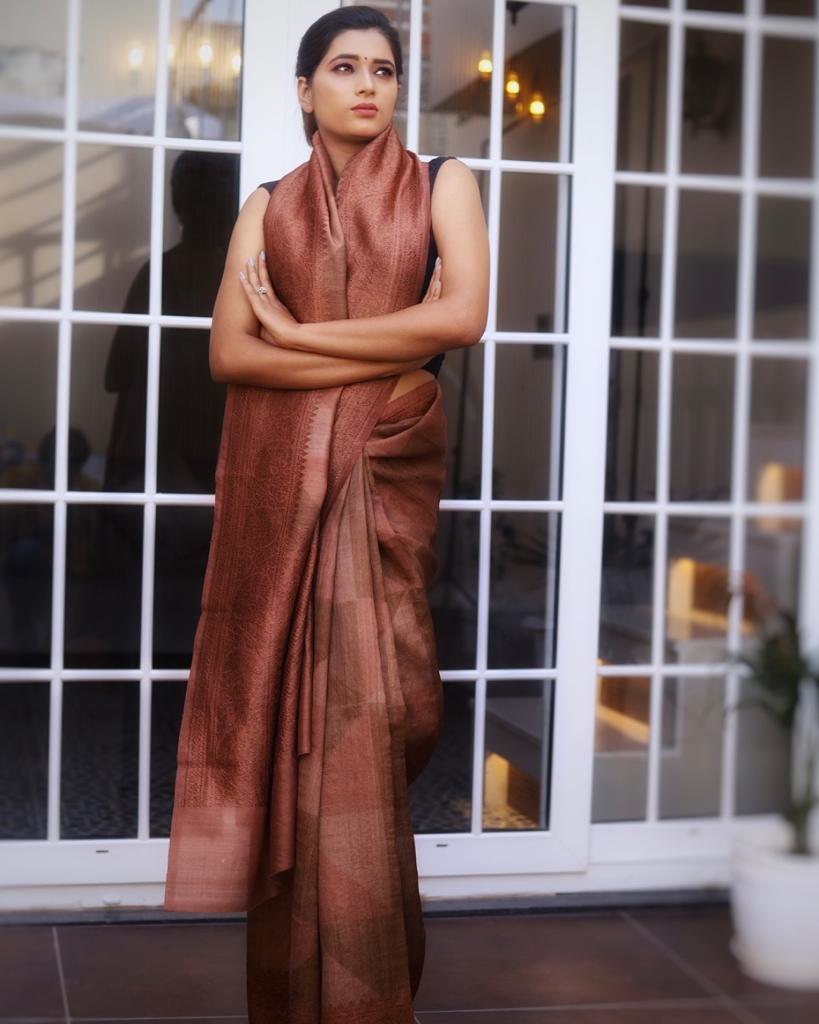 KothiSilk's tweet photo. || CONTEMPORARY DRAPES ||
Silk Kothi brings you PRINTED TUSSAR SILK SAREES that can be famed as modern day drapes.
Visit https://t.co/9ZenyuYrPt NOW !!
#fashion #Saree #suit #dupatta #handmade #love #silk #lifestyle #varanasi #handloom #banarasi #wedding #party #onlineshopping https://t.co/at525Y4fkN
