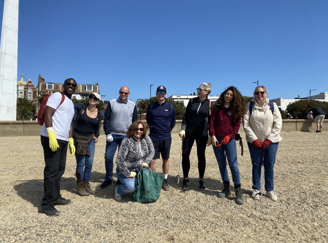 Our Newsprinters Broxbourne team of volunteers yesterday taking part in supporting @NewsUK & their charity partner @mcsuk at Southend beach collecting over 1,500 pieces of plastic pollution - fantastic team effort #beachclean #seachange #oceanheroes