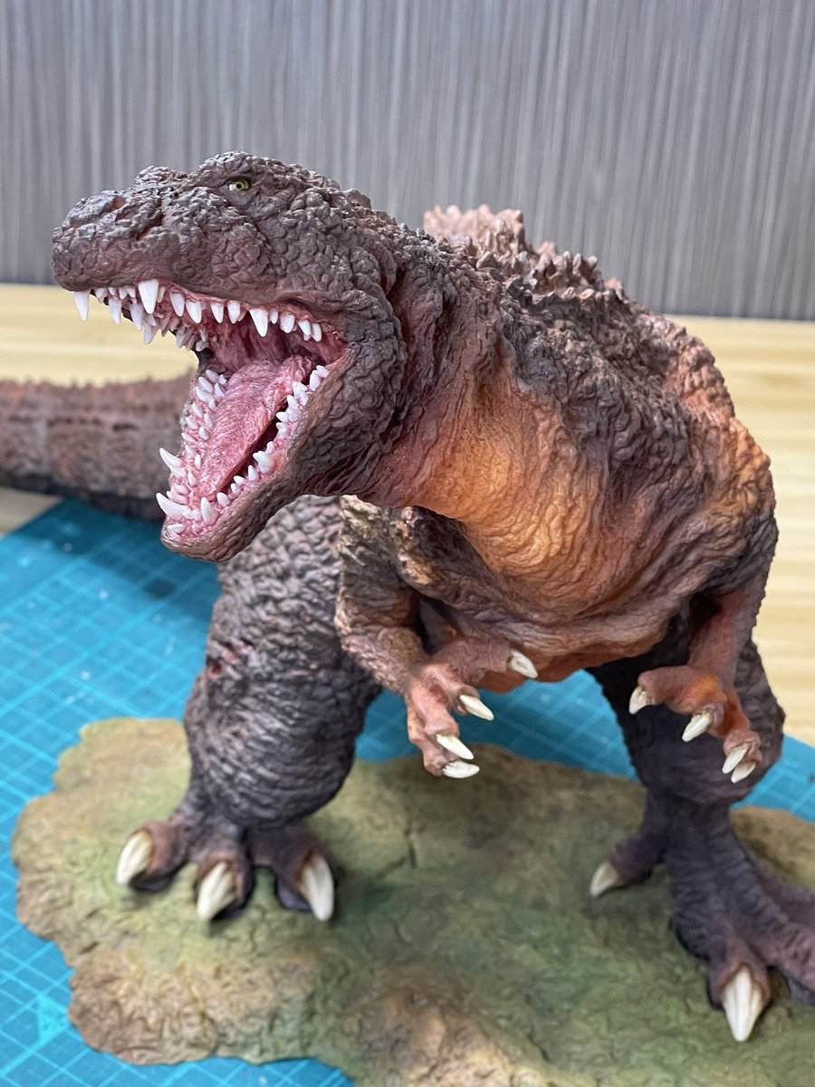 goodgod1005's tweet photo. 田中ミュージアム工房様
「ゴジラザウルス」
これにて完成と致します😊

資料画を参考に塗装しました☺️
シンプルながら咆哮と首のひねりが躍動感を生む素晴らしいキットでした‼︎✨✨

高さは27㎝程度ですが尻尾が長く奥行きがあるのでボリュームあります😊 https://t.co/yI6ypsXjRr