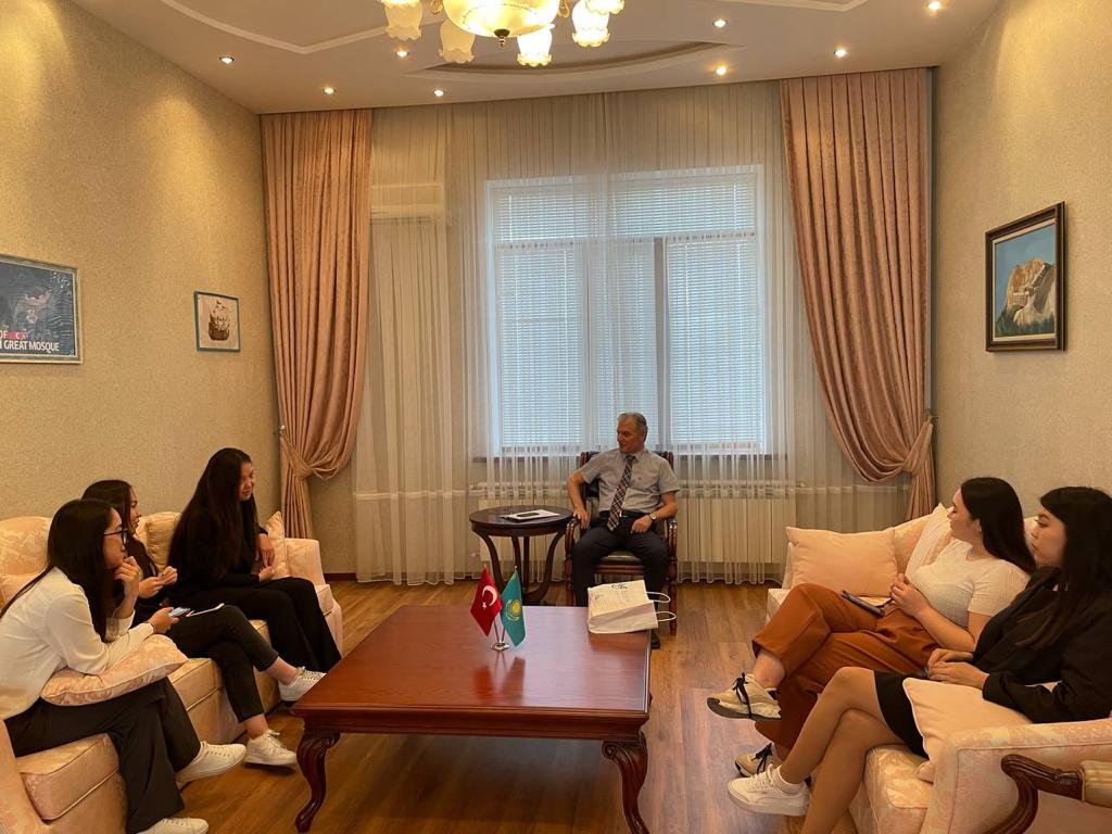 MuzafferAkyldrm's tweet photo. Yessenov Üniversitesi Uİ öğrencileriyle  #ModelConsulate çalışmasıyla sohbet ve geleceğe dair önerilerde bulunup, kitap armağan ettim. https://t.co/7wOJkUnkEs