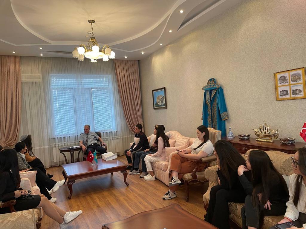 MuzafferAkyldrm's tweet photo. Yessenov Üniversitesi Uİ öğrencileriyle  #ModelConsulate çalışmasıyla sohbet ve geleceğe dair önerilerde bulunup, kitap armağan ettim. https://t.co/7wOJkUnkEs