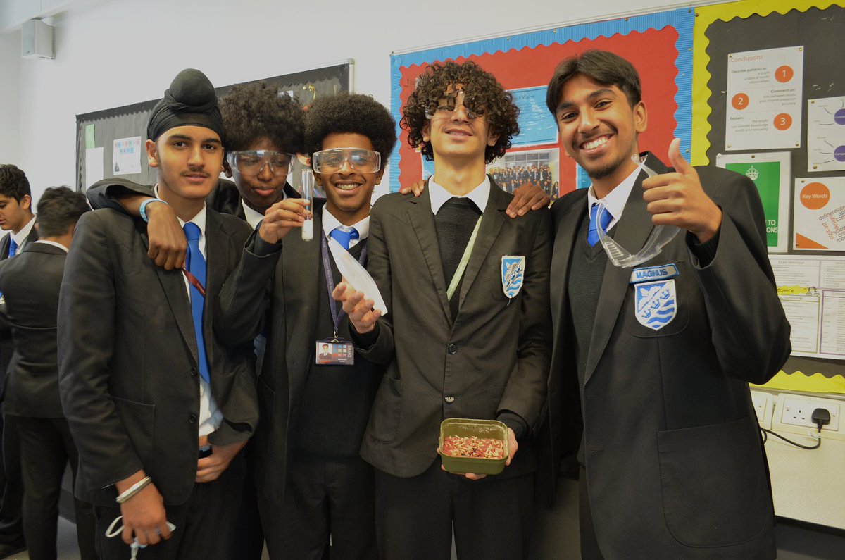 DormersWellsHS's tweet photo. Year 11 have been spending their lesson completing a respiration core practical... with maggots!

#HighExpectations #Practical #ActiveLearningBehaviour #TeamWork #WorkingHard #GCSEScience https://t.co/8ExHV5scm4