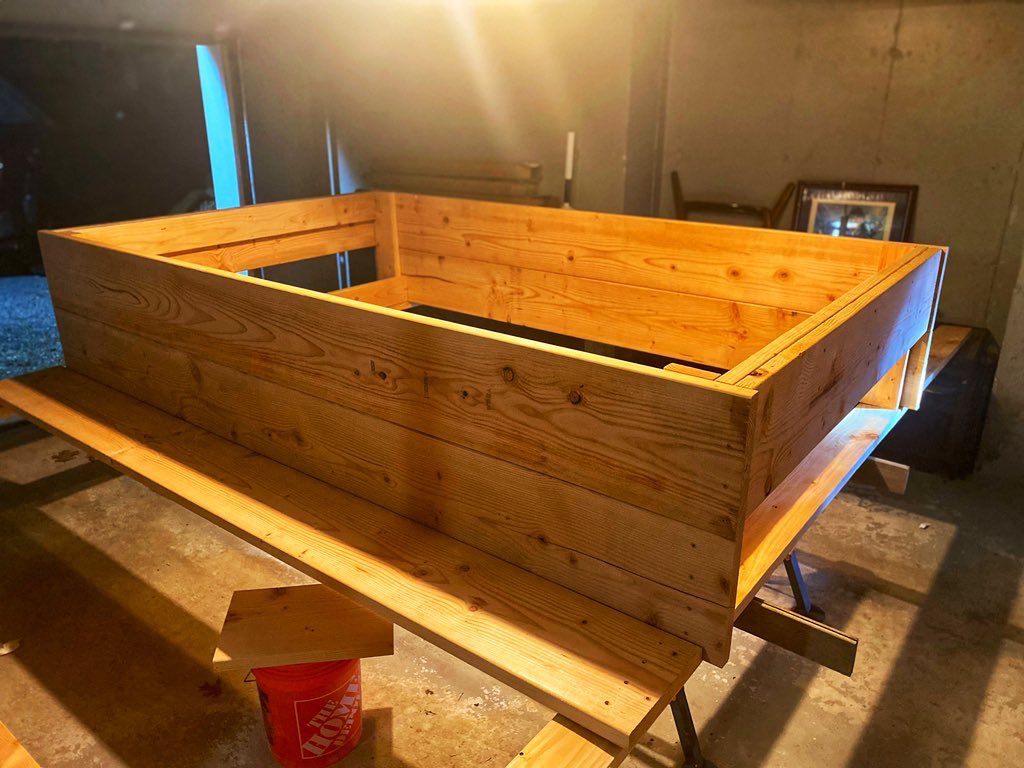 escultorcabrera's tweet photo. “El Toro De Oro”
Preparando la base para mi escultura un gran pedestal de madera sólida de 7m3 representando la increíble historia de #Meatpackingdistrict🥩
Esperando ser visitado por millones de turistas #ElToroDeOro a partir del 5 de Mayo sera la nueva atracción en #NYC🗽 https://t.co/qNcopWkRny