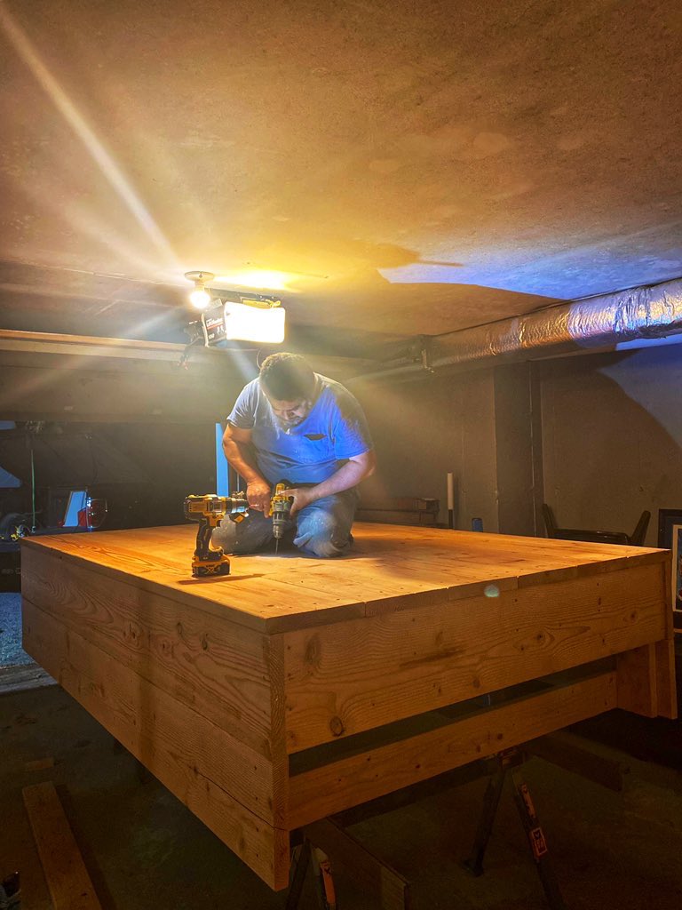 escultorcabrera's tweet photo. “El Toro De Oro”
Preparando la base para mi escultura un gran pedestal de madera sólida de 7m3 representando la increíble historia de #Meatpackingdistrict🥩
Esperando ser visitado por millones de turistas #ElToroDeOro a partir del 5 de Mayo sera la nueva atracción en #NYC🗽 https://t.co/qNcopWkRny