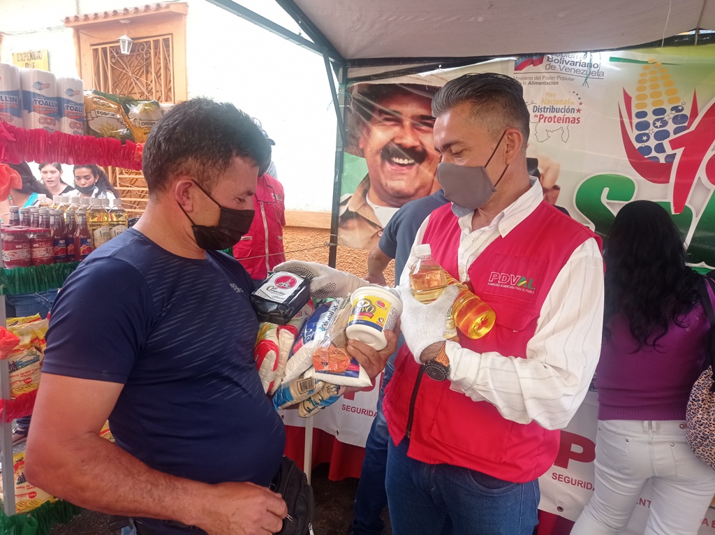 MinAlimenVen's tweet photo. #22Abr | Distribuidas cinco toneladas de alimentos en la parroquia San José de Delicias en #Táchira https://t.co/CNPzQ9rztk https://t.co/L0F2zJPF8K