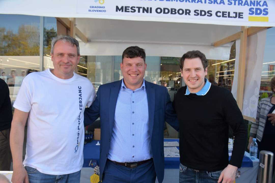 JureFerjan's tweet photo. Vsebina. Dialog. Sodelovanje.
Razvoj. Napredek. Uspeh.
#GradimoSlovenijo
#Volitve2022 🇸🇮 https://t.co/WzAilCvoQE