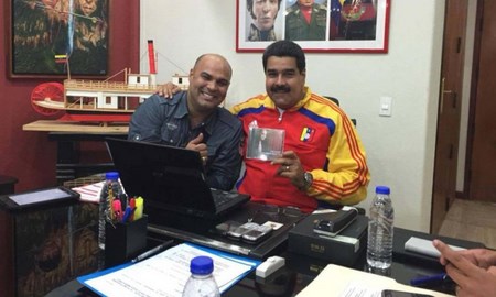 ¿Quien es Omar Enrique? Un chavista enchufado artista frustrado que finge ser famoso a costa de payola. No sale del puesto 1 de record report, pero resulta que nadie lo escucha. Es mas falso que taladro de anime y vive del dinero ROBADO a VENEZOLANOS que MUEREN de HAMBRE.