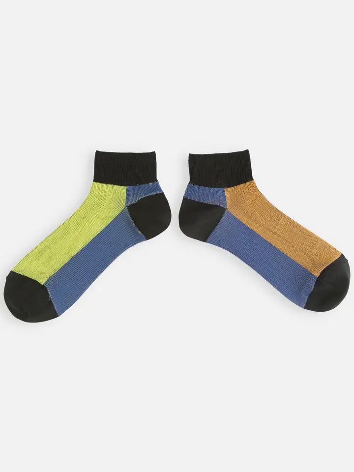 Tabio_JP's tweet photo. 今週の新商品のご紹介💁🏻‍♀️✨
フロントのカラーが左右で違う個性派ソックス🫶🏻
スポサンや流行りのグルカサンダル合わせも絶対かわいいな…💕

https://t.co/Alp7nTA0uo
8号 https://t.co/EGC1KCgToa