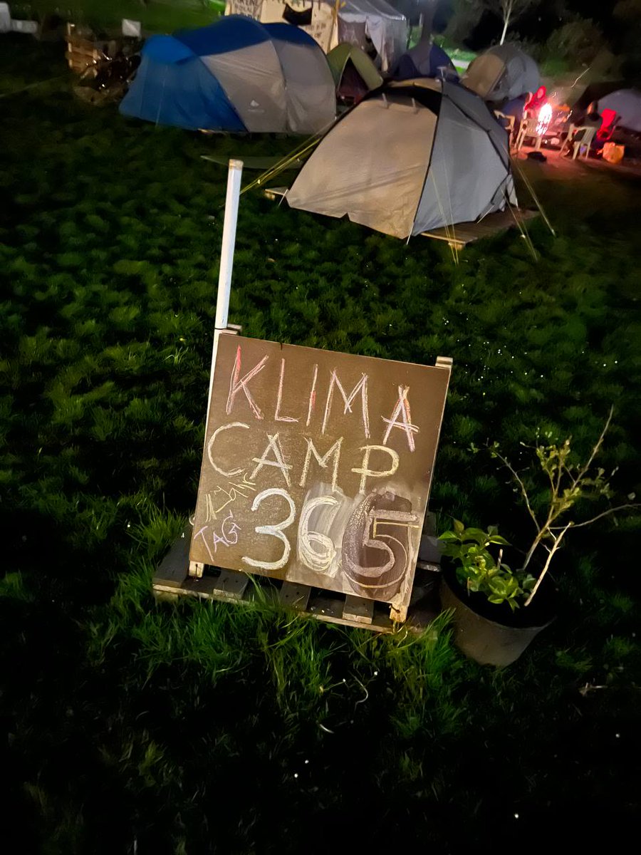 KlimacampBremen's tweet photo. 1 Jahr Klimacamp Bremen 
1 Jahr in dem viel passiert ist 
1 Jahr das viele Menschen zusammengebracht hat
1 Jahr Einsatz für Klimagerechtigkeit
1 Jahr und wir sind immer noch da! 🏕️🎉💚

Ein Thread 🧵: Rückblick &amp; Aussicht 1/9 https://t.co/BQFihliHQm