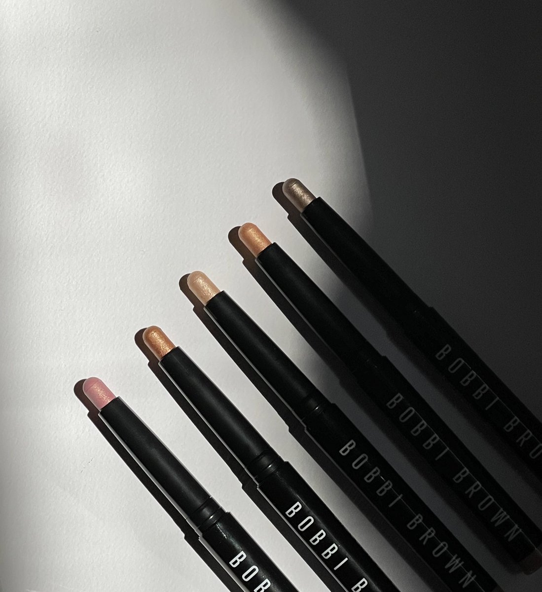 zeegreat4's tweet photo. จัดมาเพิ่มให้ครบทุกสี ��ฉดสีใหม่เนื้อสัมผัสใหม่ Long-Wear Cream Shadow Stick 
@BobbiBrown_TH ใช้งานง่ายแค่ป้ายและเกลี่ย สีไม่จืดระหว่างวัน ติดทนนานมากแม่ #รีวิว https://t.co/e2z5mCIylr