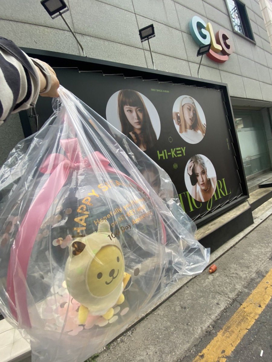 H1KEYTHSTAN's tweet photo. 2022.04.22 Mission for #SITALA #H1KEY complete!!! 

รอบนี้เห็นหน้าตึก GLG แล้วค่ะ 😍😍😍 ดึกๆ ลงภาพแบบชัดๆให้นะคะ ขอบคุณแฟนคลับทุกคนที่ช่วยกันซัพพอร์ตโปรเจคนี้กันน้าาาาา

🎂🎂#HAPPY_SITALA_DAY from #M1KEY_THAIFANS💗💗 https://t.co/leSmYsyMRA